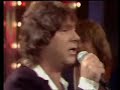 karat - jede stunde 1982

manche leute lieben nur die nacht,
weil sie verdeckt, was dunkel lacht.
ich liebe jede stunde.

andre beten nur zum sonnenschein
und glauben dann, im gl�ck zu sein.
doch ich mag jede stunde.

jeder tag zeigt mir sein gesicht.
es ist mir gleich, wie es zu mir spricht.
ich liebe jede stunde.

wenn ich deine n�he sp�r',
dann f�llt die zeit wie laub von mir.
ich liebe diese stunde.

wenn ich frier' und wenn ich na� bin,
genie�' ich das im-regen-stehn.
ich liebe jede stunde.

die zeit, sie wartet nicht,
sie gr�bt sich ein in mein gesicht
mit jeder neuen stunde.

ich lieb' die alte katze,
die still und heimlich lacht,
denn sie kennt alle wege.

auch die nacht zeigt mir ihr gesicht.
es ist mir gleich wie es zu mir spricht.
ich liebe jede stunde.

wenn ich deine n�he sp�r',
dann f�llt die zeit wie laub von mir.
ich liebe diese stunde.

(instrumental)

uhh! ich lebe doch!
mir gef�llt jeder augenblick.
ich liebe seinen zauber.

uhh! ich lebe doch.
und die zeit wartet nicht auf mich.
ich liebe jede stunde.

uhh! ich lebe doch!
mir gef�llt jeder augenblick.
ich liebe seinen zauber.

(instrumental)