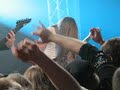 Stam1na - Viisi laukausta päähän [clip]Live @ Rytmikorjaamo (Sakara Tour 2006), Seinäjoki 03.11.2006Melkein kokonainen Viisi laukausta päähän, ainoastaan ensimmäinen säkeistö puuttuu. Saikkosen Tuomo toki fiittailemassa. Äänet vähän tukkeutuivat taasen ja YouTube pixelöittää kuvaa aika lahjakkaasti. Hieno keikka Stam1nalta, toivottavasti palaavat vielä Rytmikorjaamolle. Canon PowerShot S2 IS:llä kuvattu.http://www.stam1na.com/http://www.rytmikorjaamo.fi/