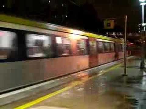 往尖東列車 ( SP-1900 ) 駛離港鐵沙田站 + 往上水列車 ( MLR )  駛進港鐵沙田站