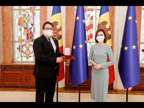 Președintele Maia Sandu i-a conferit „Ordinul de Onoare” Ambasadorului UE în Republica Moldova, Peter Michalko