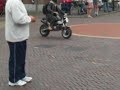 een gek op een bromfiets