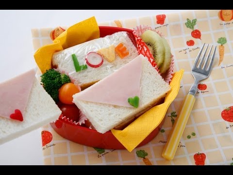 valentine bento - バレンタインの日はやっぱりちょっと特別なお弁当で盛り上げたいですね。 せっかくのメッセージもこわれないようにガードして伝えます♪ ○材料 サンドイッチ2種 玉子焼き...