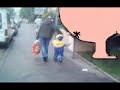 Mann kackt ahnungsloses Kind an