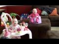 Bébés jumeaux avec un rire synchro