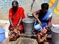 En el Hospital ginecologico de Anantapur de FVF RDT las abuelas son las encargadas de la higiene de sus nietos, mientras sus madres reposan del parto. In Anantapur RDT VFF of the grandmothers are responsible for the health of her grandchildren while their mothers rest of childbirth.
