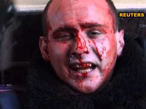 Боец внутренних войск умывается собственной кровью