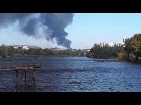 В Донецке горит завод (видео)