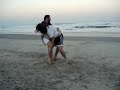 Briga na praia.