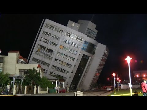 Gebäude versinken: Schweres Erdbeben fordert Tote und ...