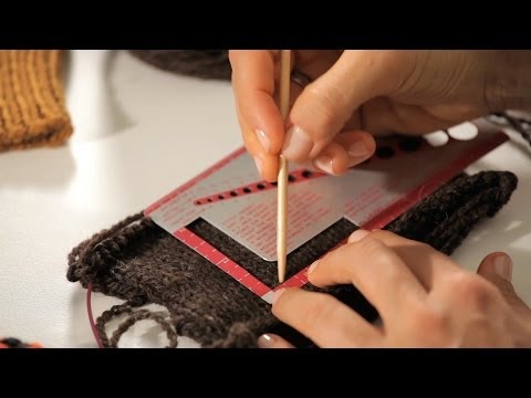 how to use a knitting needle gauge