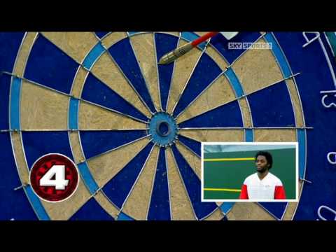 Alexandre Song jugando a los dardos