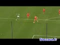 52min but de jallet contre son camp pour saint-etienne. suite � un superbe travail de gomis, le ballon parvient � payet dans la surface qui voit sa frappe repouss�e par audard sur jallet qui remet le ballon dans ses propres filets. 1-0 pour l'asse.

l'asse vers l'europe

dans la lutte pour la cinqui�me place, saint-etienne a pris une belle option en battant lorient (1-0) � domicile. 

les st�phanois, malgr� une belle ma�trise du jeu, �taient surpris par des lorientais bien recroquevill�s au milieu. les hommes de gourcuff se cr�aient ainsi les premi�res occasions. marin manquait son duel face � viviani (17e) avant que ciani ne voit sa t�te repouss�e d'une superbe claquette (29e). en fin de premi�re p�riode, les verts mettaient le turbo. payet et sall mettaient au supplice audard mais sans marquer (39e et 40e).

au retour des vestiaires, le milieu de terrain st�phanois trouvait de plus en plus souvent gomis. ce dernier manquait l'ouverture du score sur un lob (48e). les verts montaient en pression et ils ouvraient fort logiquement le score. audard repoussait en effet un tir de payet sur jallet qui mettait le ballon dans son propre but, (1-0, 52e). rassur�s, les hommes de roussey faisaient le spectacle � l'image de feindouno qui r�galait le chaudron de gestes techniques venus d'ailleurs m�me si sa�fi �tait � deux doigts de l'�galisation suite � un duel avec viviani (85e).