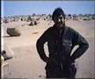 videos de netter Schwabe (Badenser ?) erklärt arabische Wüsten-Reifenpannenhilfe, Algerien 1987/88-12