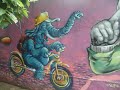 Guilherme Jabur Figura no Muro pintada com Grafite UM ELEFANTE INDO PARA O TRABALHO DE BICICLETA