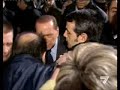 14/12/2009 NUOVO VIDEO PIAZZA DUOMO MILANO BERLUSCONI COLPITO AL VOLTO DA TARTAGLIA VIDEO AMATORIALE