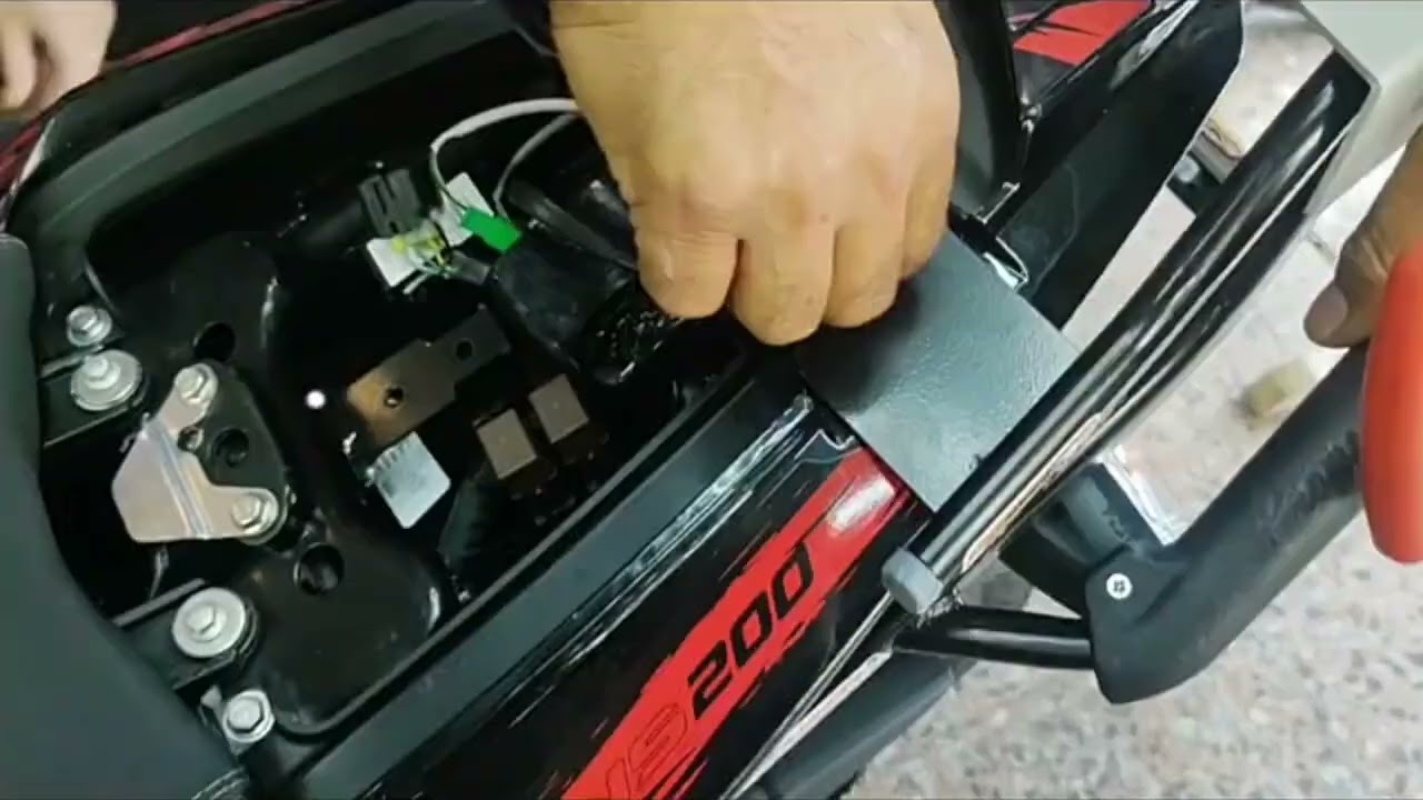 pulsar NS 200 Instalación parrilla Promecol y Maletero Tomcat