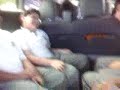 un niño gordo es pateado en la bolas por un gay