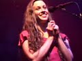 alanis morissette - wunderkind produzido por cleberson conheido como bill o f� a alanis! 
http://www.orkut.com/community.aspx?cmm=29234308