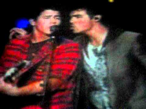 Jonas Brothers & Demi Lovato Rocks Jones Beach  8 21 2010