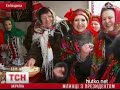 Видеоновость Янукович ел блины и водил хороводы в Вышгороде | Президент принял участие в праздновании Масленицы