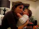 Mica 14 meses - tirando y dando besos