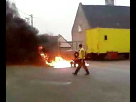 une voiture dans les flammes
