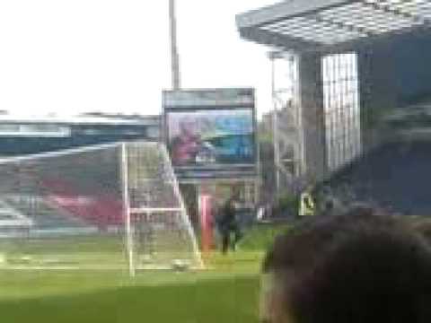 Jugadores del Blackburn Rovers entrenan en Ewood Park