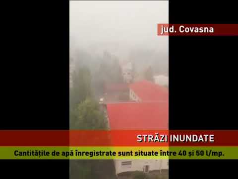 Străzi inundate în Covasna