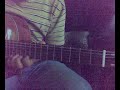 tarik ki joue de la guitar