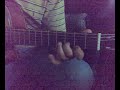 tarik ki joue de la guitar