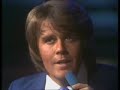 Howard Carpendale - Und ich warte auf ein Zeichen 1975Songtext:Zwischen uns war doch alles klar uns're Tage waren sorglos heiter diese Liebe bricht nie entzwei hab' ich gedacht. Aber darin liegt die Gefahr, daß man glaubt alles geht so weiter. Heute weiß ich, ich hab' es mir zu leicht gemacht. Und ich warte auf ein Zeichen, auf ein kleines Wort von dir aber nur dein Schweigen spricht bis jetzt zu mir. Und ich warte immer weiter ohne Sinn und ohne Ziel weil ich, was auch geschehn ist, dich allein nur will. sha-la-la-la-la sha-la-la-la-la sha-la-la-la-la Als der and're damals kam merkte ich erst viel zu spät daß so manches, was harmlos scheint,es dann nicht bleibt.Und ich warte auf ein Zeichen, auf ein kleines Wort von dir aber nur dein Schweigen spricht bis jetzt zu mir. Und ich warte immer weiter ohne Sinn und ohne Ziel weil ich, was auch gescheh'n ist, dich allein nur will(sha-la-la-la-la )Und ich warte auf ein Zeichen auf ein kleines Wort von weil ich, was auch gescheh'n ist, dich allein nur willsha-la-la-la-la sha-la-la-la-la sha-la-la-la-la.