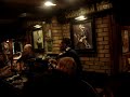 musica irlandesa num pub em dublin