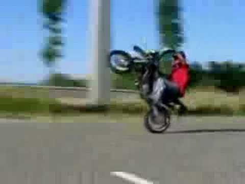 Bei einem Wheely bricht der Rahmen!