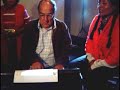 En este clip previo a la grabación de un villancico por las cámaras de tvperú, el maestro Jorge Nuñez del Prado explica su estructura y nos cuenta la historia del niño de la espina.http://www.presenciacultural.com/blogJorge Nuñez del Prado ejecuta en este villancico el instrumento pampapiano, uno de los pocos que aun quedan en funcionamiento en el Perú. La voz de Margot Palomino y el pampapiano de Jorge Nuñez del Prado en este ensayo singular.Historia del pampapiano relatada por Jorge Nuñez del Prado para la revista TUPANAKUY/ Dic. 2005Aparece en el siglo XVI, y vino al Perú por la necesidad de los evangelistas de cantar las misas -antes sólo eran rezadas- y con la llegada de este, se ponen soberbias. Entonces empezaron a difundirse misas en las alturas y se hizo popular. Con los años fue desplazado por el órgano, pero algún sacristán se compadecióde él y lo puso de pie. Se hizo tradicional en el Cusco, en San Sebastián y San Jerónimo no se concebían fiestas sino era con violín, arpa y pampapiano, era el delirio del pueblo que bailaba y comía a su modo. Proliferaba el villancico español, es así que autores -muchos anónimos- y feligresías conciben el villancico peruano tal como uno lo siente. Aprendí a tocarlo en mi pueblo (Paucartambo) a los 6 años y después me dediqué a entender el instrumento, a acercarme a él, finalmente dije por qué no componer siquiera un villancico para recordar que fui niño, ese que se escondía en los altares de la iglesia del pueblo yque luchaba para subir a la torre y jalar la campana para hacerla repicar de emoción. Yo pertenezco a esa época y he aprendido a tocarlo como me enseñaron, como los que me antecedieron. Parece un pianito más ¿no?, pero concibe en su historia el principio del desarrollo evangelizador de nuestros pueblos.colocaba en navidad un juguete bajo la almohada de su hijo y este esperaba el amanecer para ver qué era. La ilusión del niño y del joven han ido desapareciendo, hoy estamos en el vértigo de lo material, tal vez nos quieren volver robots, pero el hombre es también espíritu. Pediría que los grupos se reúnan para satisfacer su alegría, pero también para analizar el mensaje que estos pueblos nos dejaron, para irradiar una visión real de loque significa el Perú y el día que llegue ese candor aprenderemos a querer más a nuestra patria.