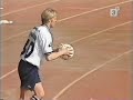 en onside kampreportage fra kampen mellem agf og herf�lge i for�ret 1999. kampen spilles p� vel nok den ringeste bane, som nogensinde er set i den bedste r�kke p� dansk jord. grundet flere forfejlede oml�ngninger af pl�nen p� �rhus stadion blev kampene i det for�r spillet p� hvad der nok bedst kan betegnes som en pl�jemark - dybe furer og et underlag af sand gjorde poleret fodboldspil umuligt (inds�t selv en agf joke her).