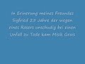 warum müssen so viele Menschen sterben? Strassenkreuze