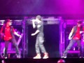 VÍDEO: Beliebers disputam toalha de Justin Bieber no show em Pittsburgh e ele tem crise de riso
