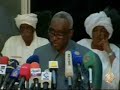 تقرير : الطاهر المرضيتاريخ بث التقرير : 15/7/2008وفي الخرطوم,, تظاهر المئات للتعبير عن رفضهم لطلب إصدار مذكرة اعتقال بحق الرئيس البشير بتهمة ارتكاب جرائم في دارفور. وبينما قال نائب الرئيس علي عثمان طه إنه لا يحق للمدعي العام مخاطبة المحكمة لفرض ولاية جبرية على الحكومة السودانية, أكد الصادق المهدي رئيس حزب الامة المعارض ان اتهام رأس الدولة يعني خلق فراغ دستوري.