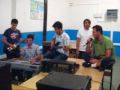 www.pershefca.net prezanton momente nga ushtrimet që grupi i muzikës popullore pranë SHKA 
