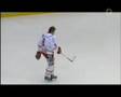 Emil Kåberg med en tackling på Sanny Lindström - GRiSHoCKEY