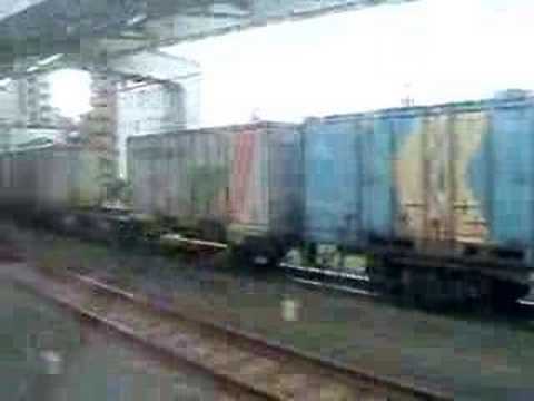 東北本線で貨物列車と併走