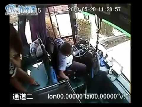 Conductor Chino de autobús cumple con su deber hasta su ultimo aliento.