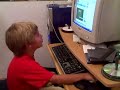 Velentino Iacona en la Pc jugando con Gaturro
