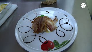 Büffelmozzarella gefüllt mit Pesto Rosso und ummantelt mit Pancetta Büffelmozzarella gefüllt mit Pesto Rosso und ummantelt mit Pancetta