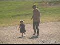 la hija de tom cruise y katier holmes es una ni�a normal, pero tiene que jugar acompa�ada de guardaespaldas como en este v�deo, en central park, nueva york.