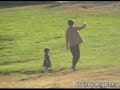la hija de tom cruise y katier holmes es una ni�a normal, pero tiene que jugar acompa�ada de guardaespaldas como en este v�deo, en central park, nueva york.