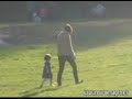 la hija de tom cruise y katier holmes es una ni�a normal, pero tiene que jugar acompa�ada de guardaespaldas como en este v�deo, en central park, nueva york.