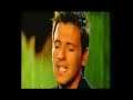 Νίκος Βέρτης - Πες το μου ξανάΣτίχοι: Ηλίας ΦιλίππουΜουσική: Κυριάκος ΠαπαδόπουλοςΠρώτη εκτέλεση: Νίκος ΒέρτηςΠες το μου ξανά ότι μ΄αγαπάς αγκαλιά στ'αστέρια να με παςπάθος μου γλυκό μ'ένα σου φιλίη καρδιά να σπάσει σαν γυαλίνα μην ξημερώσει η νύχτα αυτήκαι αγκαλιά η μέρα να μας βρειΚοίταμε ξανά μια ζεστή ματιάφτάνει να μου κλέψει την καρδιάμ'έναν στεναγμό δώσε μου ζωήκάνε την αγάπη μας γιορτήνα μην ξημερώσει η νύχτα αυτήκαι αγκαλιά η μέρα να μας βρειΤώρα που μιλούν μόνο οι ματιέςαπό μένα ζήτα ότι θέςκέρνα με φωτιά δως μου αφορμήνα μας ταξιδέψει το κορμίνα μην ξημερώσει η νύχτα αυτήκαι αγκαλιά η μέρα να μας βρειSay it againΠες το μου ξανά ότι μ΄αγαπάς αγκαλιά στ'αστέρια να με παςπάθος μου γλυκό μ'ένα σου φιλίη καρδιά να σπάσει σαν γυαλίνα μην ξημερώσει η νύχτα αυτήκαι αγκαλιά η μέρα να μας βρειΚοίταμε ξανά μια ζεστή ματιάφτάνει να μου κλέψει την καρδιάμ'έναν στεναγμό δώσε μου ζωήκάνε την αγάπη μας γιορτήνα μην ξημερώσει η νύχτα αυτήκαι αγκαλιά η μέρα να μας βρειΤώρα που μιλούν μόνο οι ματιέςαπό μένα ζήτα ότι θέςκέρνα με φωτιά δως μου αφορμήνα μας ταξιδέψει το κορμίνα μην ξημερώσει η νύχτα αυτήκαι αγκαλιά η μέρα να μας βρει