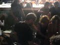 pequeno incidente, sem gravidade, ocorrido durante o concerto dos wraygunn no cais de gaia. aconteceu enquanto algumas pessoas tentavam aceder ao palco, a convite do paulo.