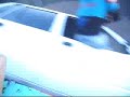 Acrobacia con motos y autos en muro